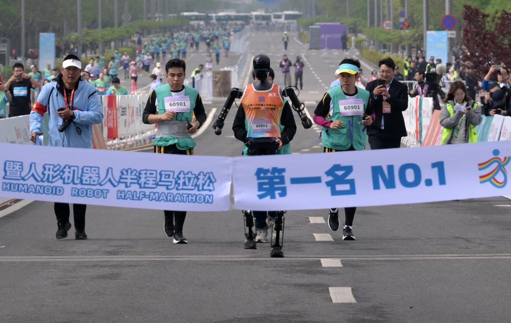 千笔楼丨中国青年自信奔跑